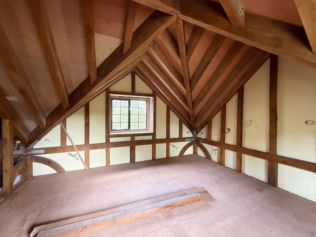 Lot: 15 - TUDOR-STYLE HOUSE IN NEED OF COMPLETION OCCUPYING OVER TWO ACRES - Second floor
